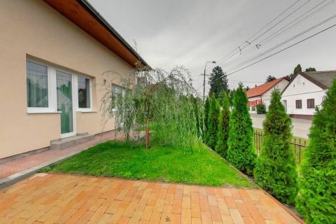 Eladó Üzlethelyiség 8624 Balatonszárszó , BEFEKTETŐK FIGYELEM!ÜZEMELTETÉS MEGOLDOTT!Garantáltan jól jövedelmező Apartmanház Balatonszárszó központjában,a Balaton parttól 800 méterre!
