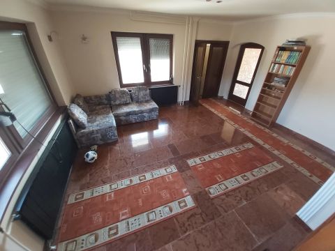 Eladó Ház 2750 Nagykőrös Eladó három szintes családi ház.