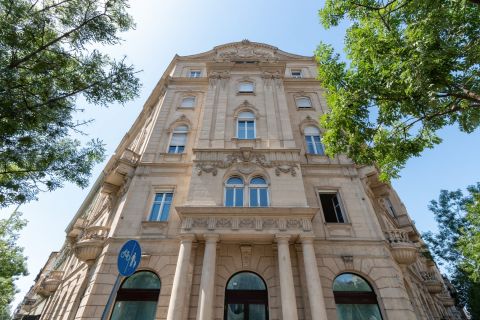 Eladó Lakás 1054 Budapest 5. kerület Alkotmány utcában br.158 m2-es, nagy belmagasságú,több lakássá osztható