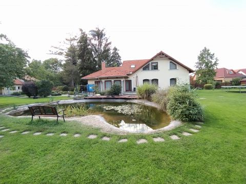 Eladó Ház 2251 Tápiószecső , Gyönyörű családi ház medencével, kerti tóval idilli környezetben !