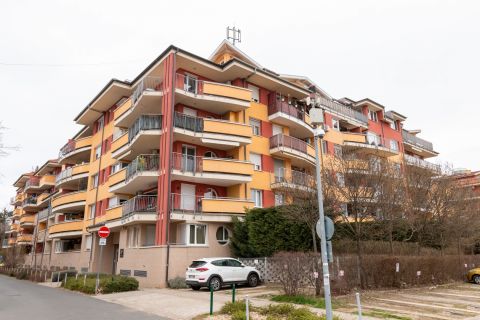 Eladó Lakás 1188 Budapest 18. kerület , 2007-ben épült házban, 4. emeletén található, belső 2 szintes , 115 nm-es, 4+1 félszobás, 64 nm-es teraszos, tégla lakás!