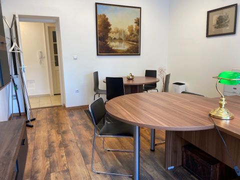 Eladó Lakás 7623 Pécs , Igazi ritkaság Pécsett a Köztársaságtéren! 