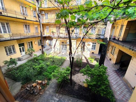 Eladó Lakás, Budapest 7. kerület - KIRÁLY UTCÁBAN, BELSŐ ZÖLD UDVARRA NÉZŐ, FELÚJÍTOTT, 1 SZOBÁS 24- NM ES, GARZON LAKÁS