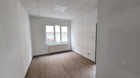 Kiadó Üzlethelyiség 2030 Érd , Központban