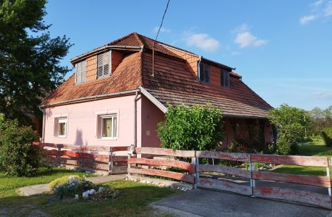 Eladó Ház 7515 Somogyudvarhely , Somogyudvarhely csendes mellékutcájában, frekventált helyen, kertes nagy családi ház eladó!