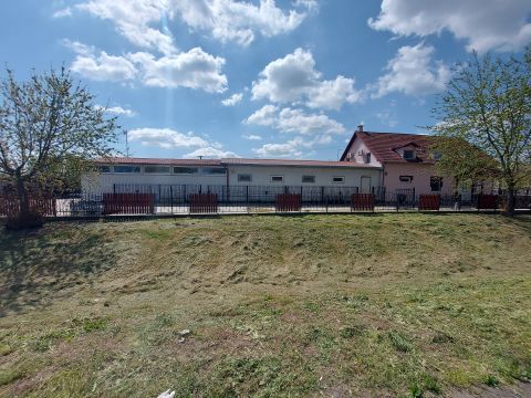 Eladó Üzlethelyiség 5000 Szolnok , Külterület - Alcsisziget