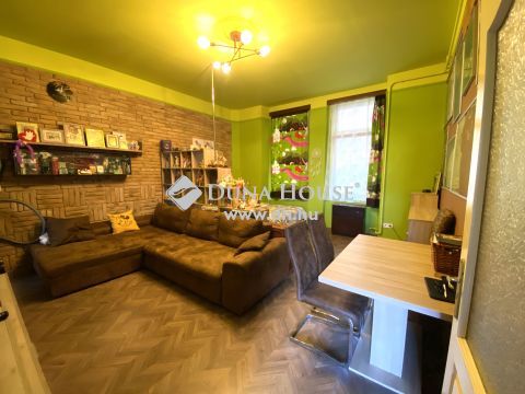 Eladó Lakás, Budapest 8. kerület - 2 plus 1 szobás, felújított, összkomfortos lakás!