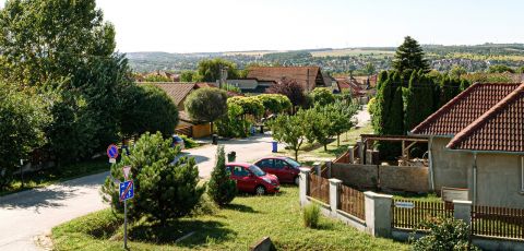 Eladó Ház 2119 Pécel , Kiváló minőségű 2 LAKÁSOS IKERHÁZ rezsicsökkentett, panorámás, szép környezetben eladó