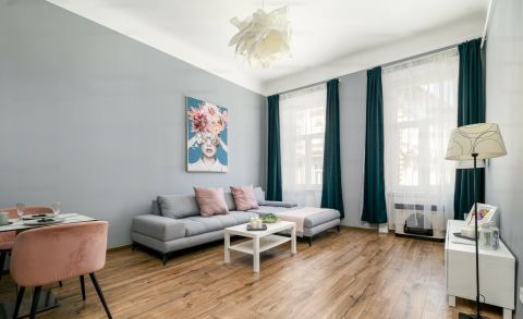 Eladó Lakás 1074 Budapest 7. kerület , Központi helyen eladó nappali + 2 szobás, igényesen felújított ingatlan 