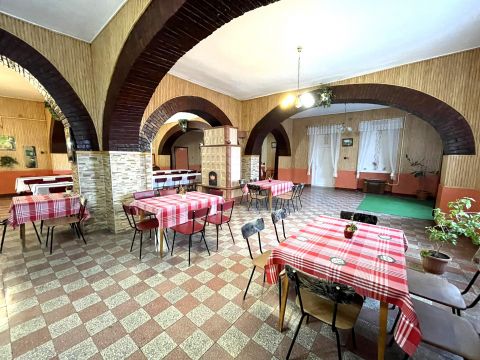 Eladó Vendéglátás 6421 Kisszállás , Eladó jelenleg is üzemelő, bejáratott vendégkörrel rendelkező vendéglő.
