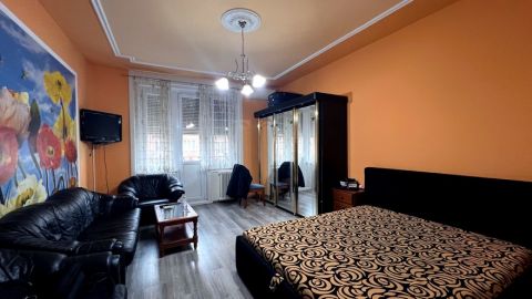 Eladó Lakás 1075 Budapest 7. kerület Madách téren, dupla erkély, 3 lakássá átalakított, Airbnb engedély