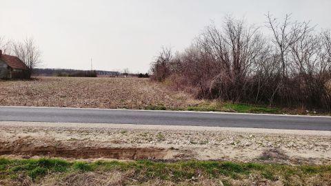 Eladó Mezőgazdasági 8648 Balatonkeresztúr , zártkert a római völgyben