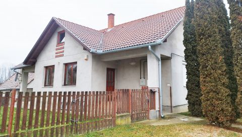 Eladó Ház 7514 Tarany Tarany falujának csendes utcájában, emeletes, kertes családiház eladó! 