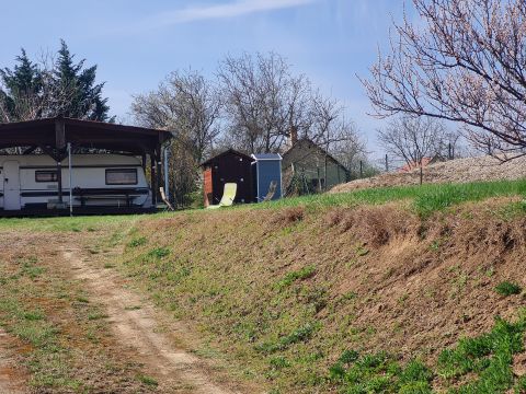 Eladó Telek 8174 Balatonkenese , 901 nm-es építési lakóövezeti telek, jó állapotú lakókocsival