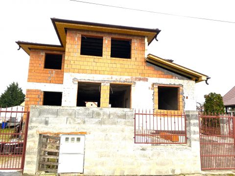 Eladó Ház 6000 Kecskemét , Petőfivárosban félkész 4 szoba+nappalis családi ház 