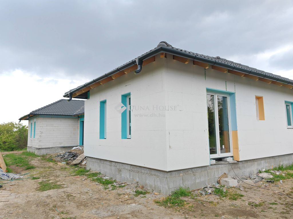 2451 Ercsi , Ercsiben, jó részen — 1/8