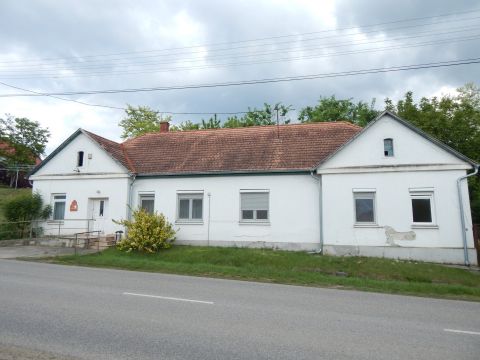 Eladó Ház 8135 Dég , többfunkciós, egyszintes családi ház, a község központi részén 