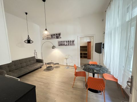 Eladó Lakás 1114 Budapest 11. kerület , Móricz Zsigmond körtéren 2. emeleti 3 szobás lakás szép állapotban ELADÓ