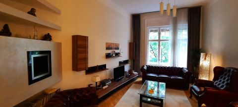 Eladó Lakás 1055 Budapest 5. kerület , Prémium minőségben felújított, utcai nézetű lakás, teljes bútorzattal