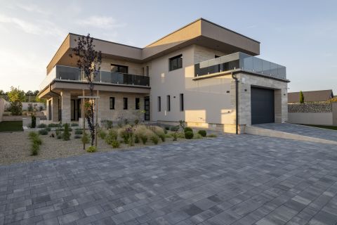 Eladó Ház 2049 Diósd , Diósd újépítésű részén minimalista luxus villa medencével.