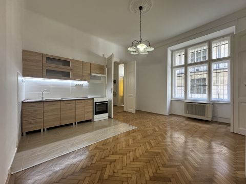Eladó Lakás 1077 Budapest 7. kerület , Tehermentes! Felújított! Azonnal költözhető! 61 nm-es, 3 szobás, polgári lakás! 