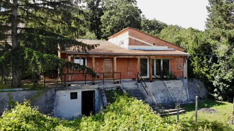 Eladó Ház 2016 Leányfalu , Hunyadi János és Felsőerdő utca vonzásában Panorámás ingatlan