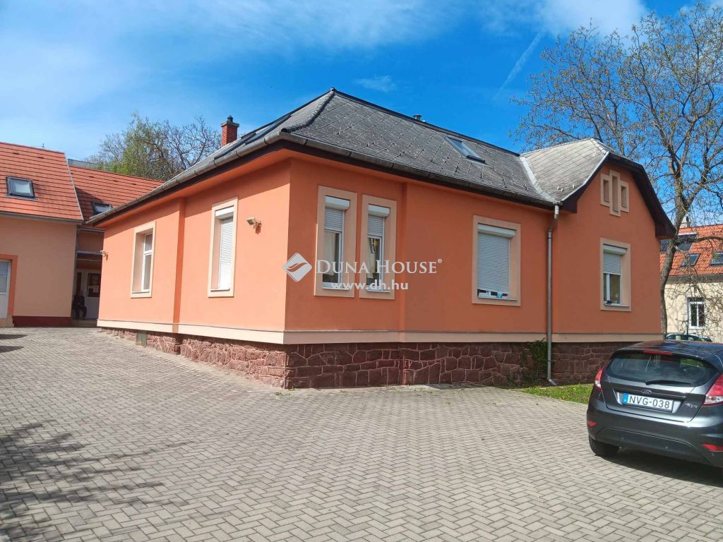 8200 Veszprém , városközponthoz közel — 1/4