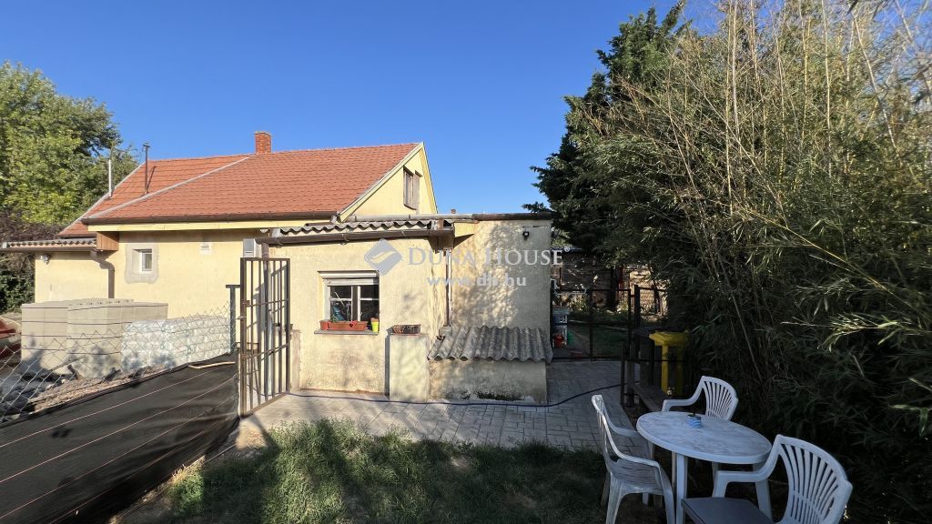 2451 Ercsi , Savanyúrét határában rendezett családi ház — 1/22