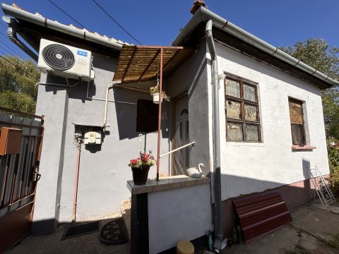 Eladó Ház 6500 Baja , Baja belvároshoz közeli, csendes utcában.
