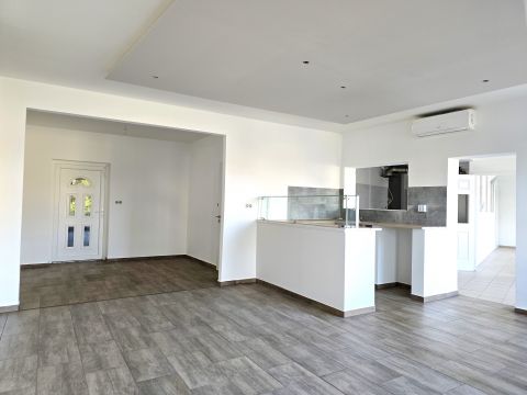 Kiadó Üzlethelyiség 7627 Pécs Rigóderben 107 nm-es utcafronti üzlet