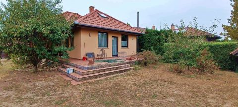 Eladó Ház 2300 Ráckeve , kedvelt részén nappali + 3 szobás, könnyűszerkezetes családi ház