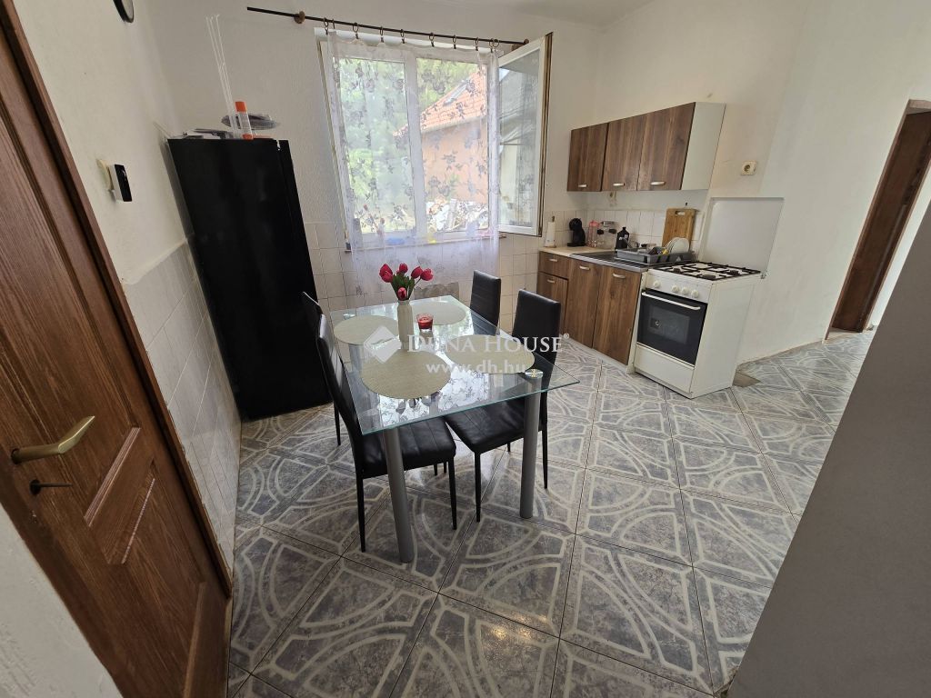 8130 Enying , KÖZPONTBAN, 2 GENERÁCÓNAK IS ALKAMAS HÁZ — 1/16