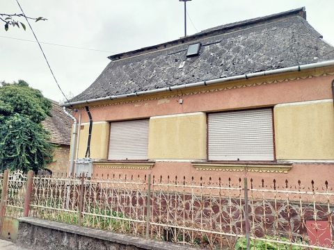 Eladó Ház 2856 Szákszend , Téglából épült, réz villanyvezeték, összközműves