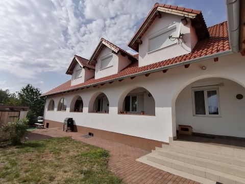 Eladó Ház 2421 Nagyvenyim Nagyvenyimen, csendes mellékutcában igényes családi ház eladó!