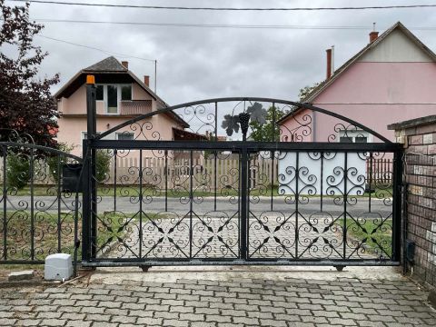 Eladó Ház 2339 Majosháza Közvetlen Duna parti kétgenerációs családi ház,saját stéggel 