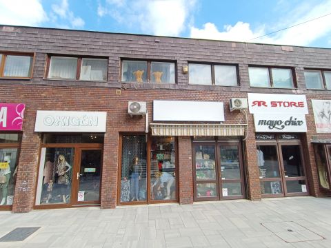 Eladó Üzlethelyiség 7100 Szekszárd 