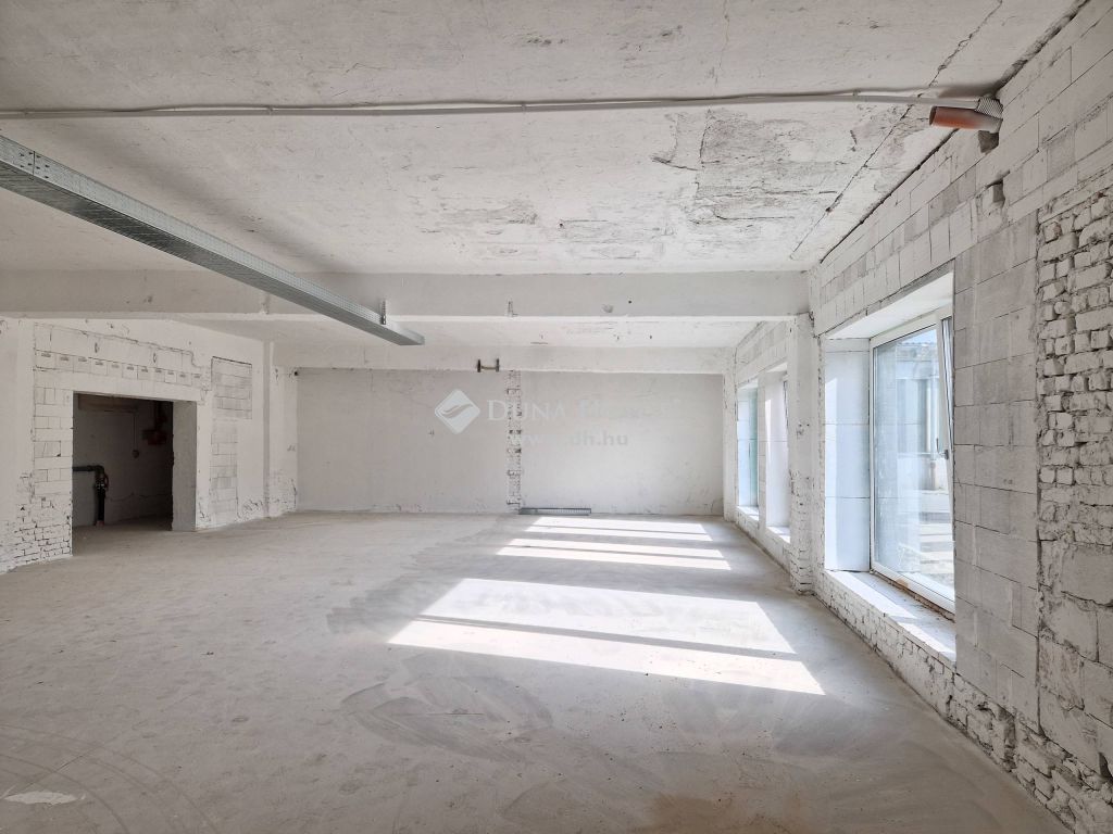 6000 Kecskemét , Kiadó 360 m2 iroda vagy raktár, szigetelt épületben — 1/6