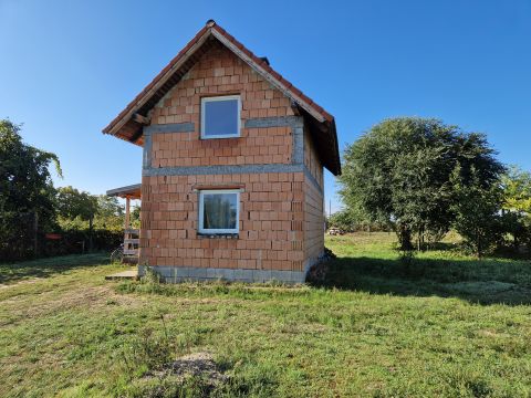 Eladó Ház 2200 Monor , Monoron a Strázsahegy elején 46 m2-es TÉGLA építésű ház eladó