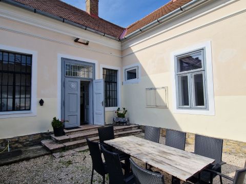 Eladó Ház 8429 Porva , A BAKONY SZÍVÉBEN TÖRTÉNELMI ÉPÜLET KLASSZIKUS STÍLUSBAN KÜLTÉRI MEDENCÉVEL,SZAUNÁVAL, GŐZFÜRDŐVEL