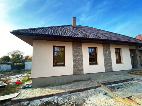 Eladó Ház 2251 Tápiószecső Garázskapcsolatos, újépítésű ikerházfél, csendes helyen!