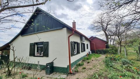 Eladó Ház 6065 Lakitelek , Lakiteleken Eördögh dűlőben, több generációs ház garázzsal, medencével eladó!