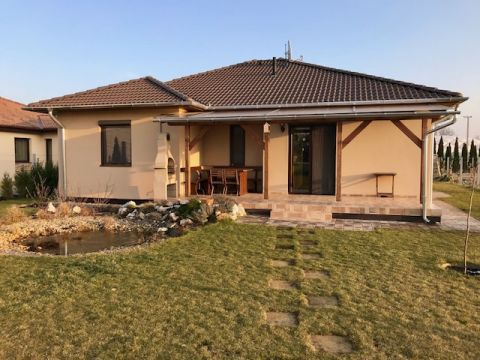 Kiadó Ház 6000 Kecskemét , Nappali+3 szobás 100nm-es családi ház, 900nm telken