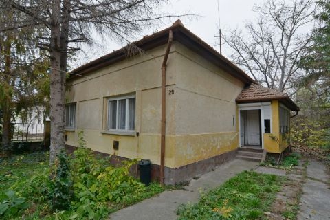 Eladó Ház 6100 Kiskunfélegyháza , Kossuthvárosban, a Kórházzal szemben eladó 98 nm-es ház