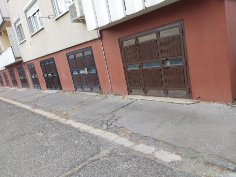 Eladó Parkoló 6000 Kecskemét Frissen festett garázs a Lánchíd utcán!