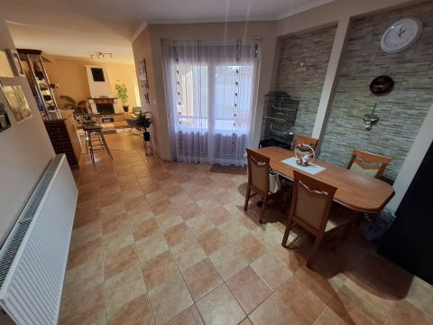 Eladó Ház 6100 Kiskunfélegyháza , Nappali + 3 szobás, téglaépítésű családi ház nagy terasszal