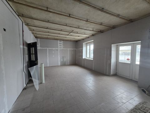 Eladó Üzlethelyiség 8151 Szabadbattyán , Jó helyen lévő üzlethelyiség , ami akár lakóingatlanná is minősíthető 