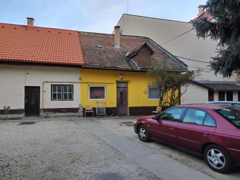 Eladó Lakás 6000 Kecskemét Kecskemét Belvárosában, 2 szobás, felújításra váró lakás