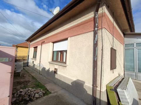 Eladó Ház 6065 Lakitelek Lakitelek 44-es fő úthoz közelebb eső részén 68m2-es családi ház, sok melléképülettel