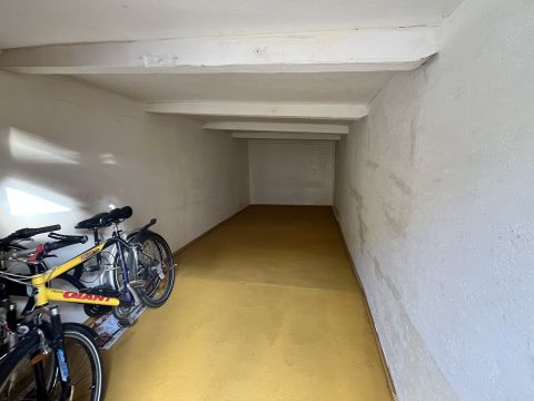Eladó Parkoló 6000 Kecskemét Kecskeméten a színház mögötti utcában a Bajcsy Zsilinszki utcai társasház udvarán felújított garázs 