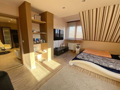 Eladó Ház 9700 Szombathely Kámoni városrészen családi ház, két külön bejáratú lakrésszel